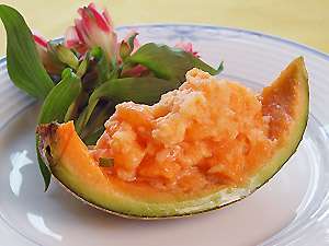ある日のオードブルはこんな豪華なメロンと特性ソースでほんのりと甘いです。