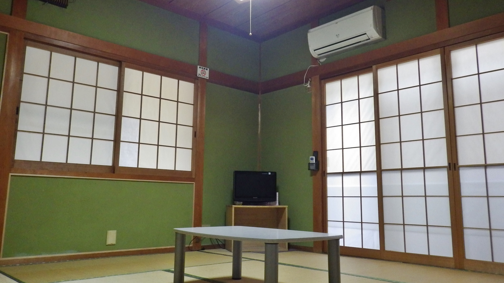 *【部屋】和室一例でございます。シンプルなお部屋です。バストイレは共同です。