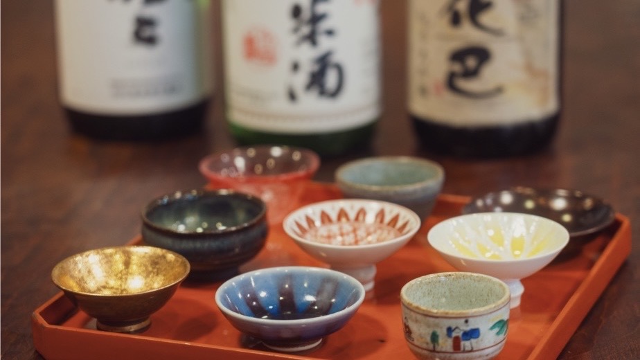 奈良吉野のお酒を、美味しい山の会席料理と。古来より「奈良流は酒造り諸流の根源なり」と云われております。そのことを裏付けるように奈良県三輪にある大神神社には酒の神様である大物主大神が祀られ全国の酒造家の信仰を集めております。吉野町にも、やたがらす《北岡酒造》・猩々《北村酒造》・花巴《美吉野酒造》の３つの造り酒蔵があります。歴史ある吉野の綺麗な水と、澄んだ空気の中で造られた伝統ある美味しい地酒を是非ともご賞味くださいませ。