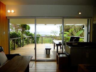 キッチン越しにベランダを望む　