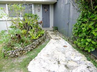 アプローチから玄関(秋〜冬期)