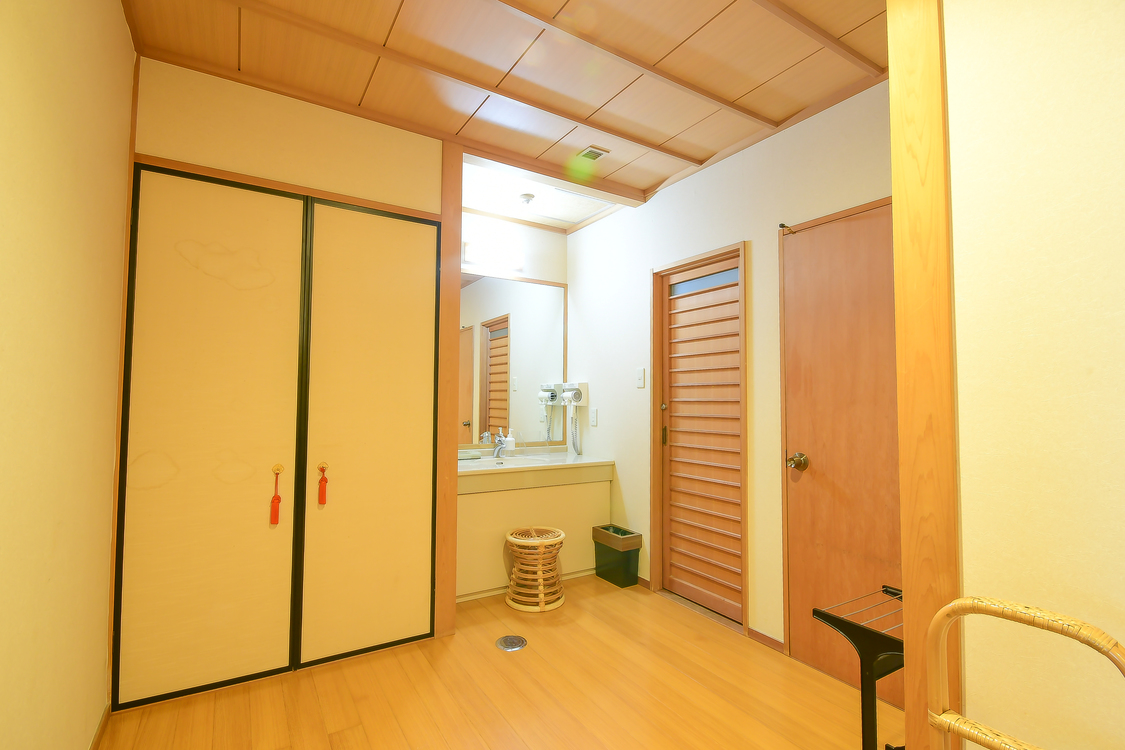 本館 2階 和室8～10畳 トイレ付