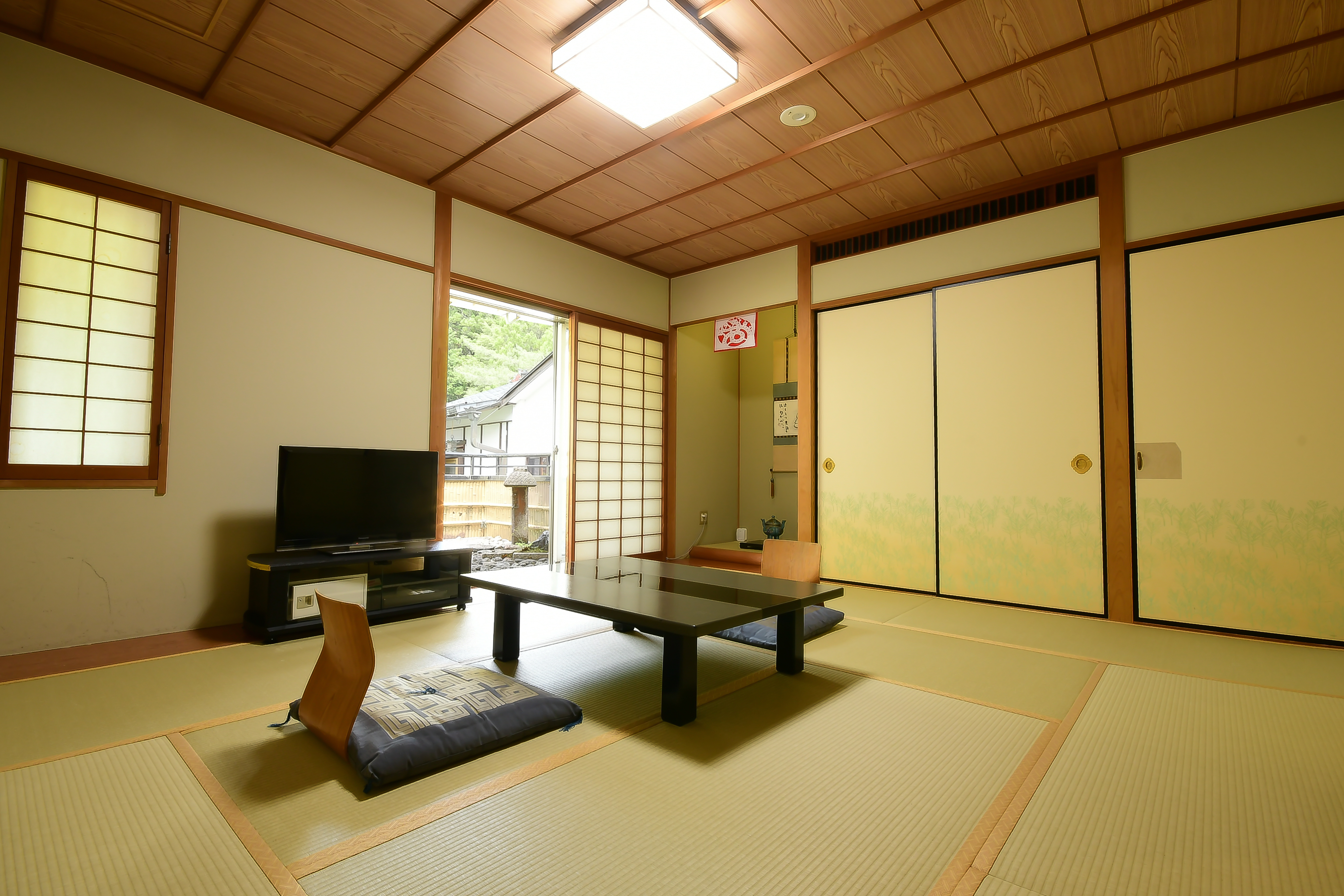 本館 2階 和室10畳 庭園・トイレ付