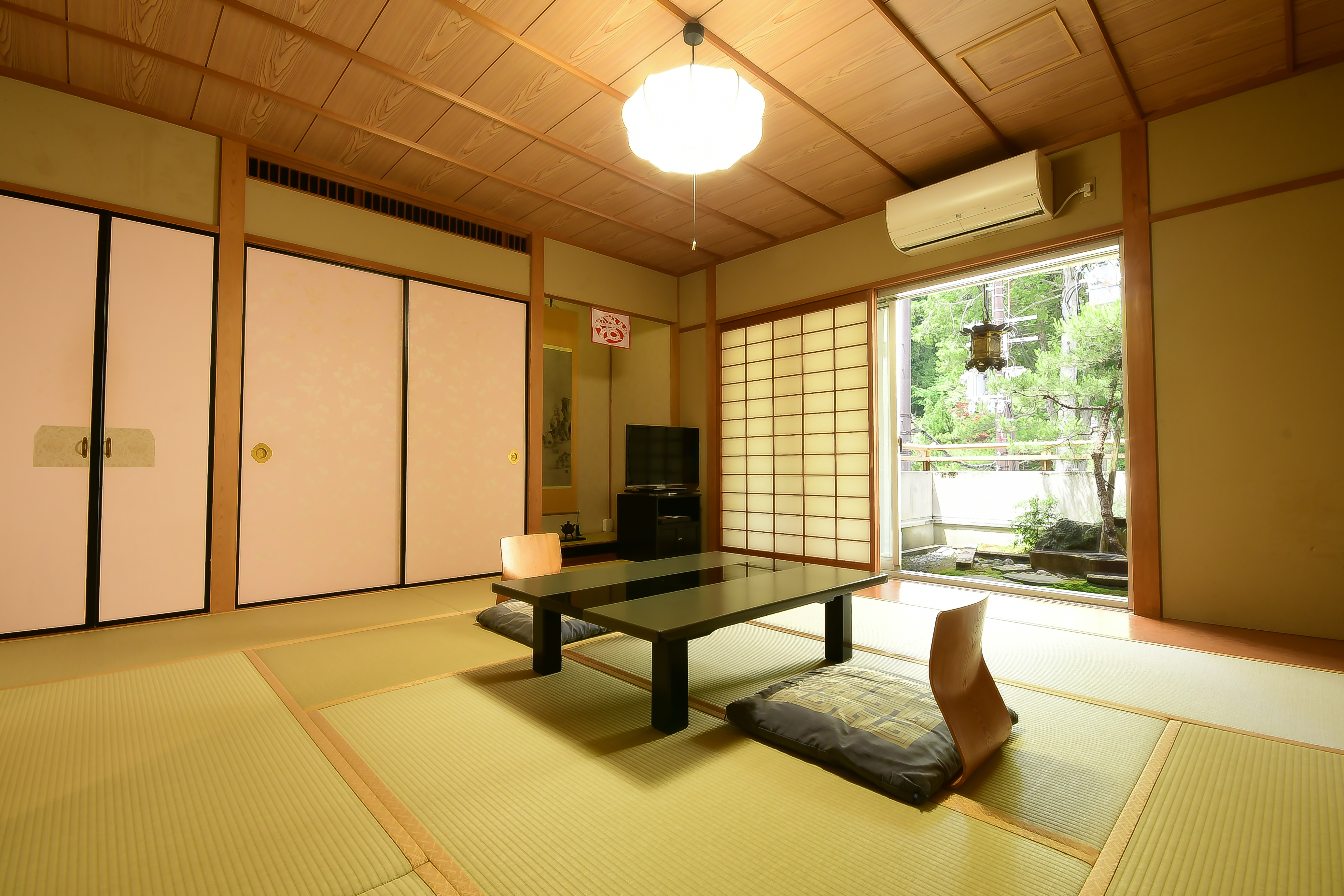本館 2階 和室10畳 庭園・トイレ付