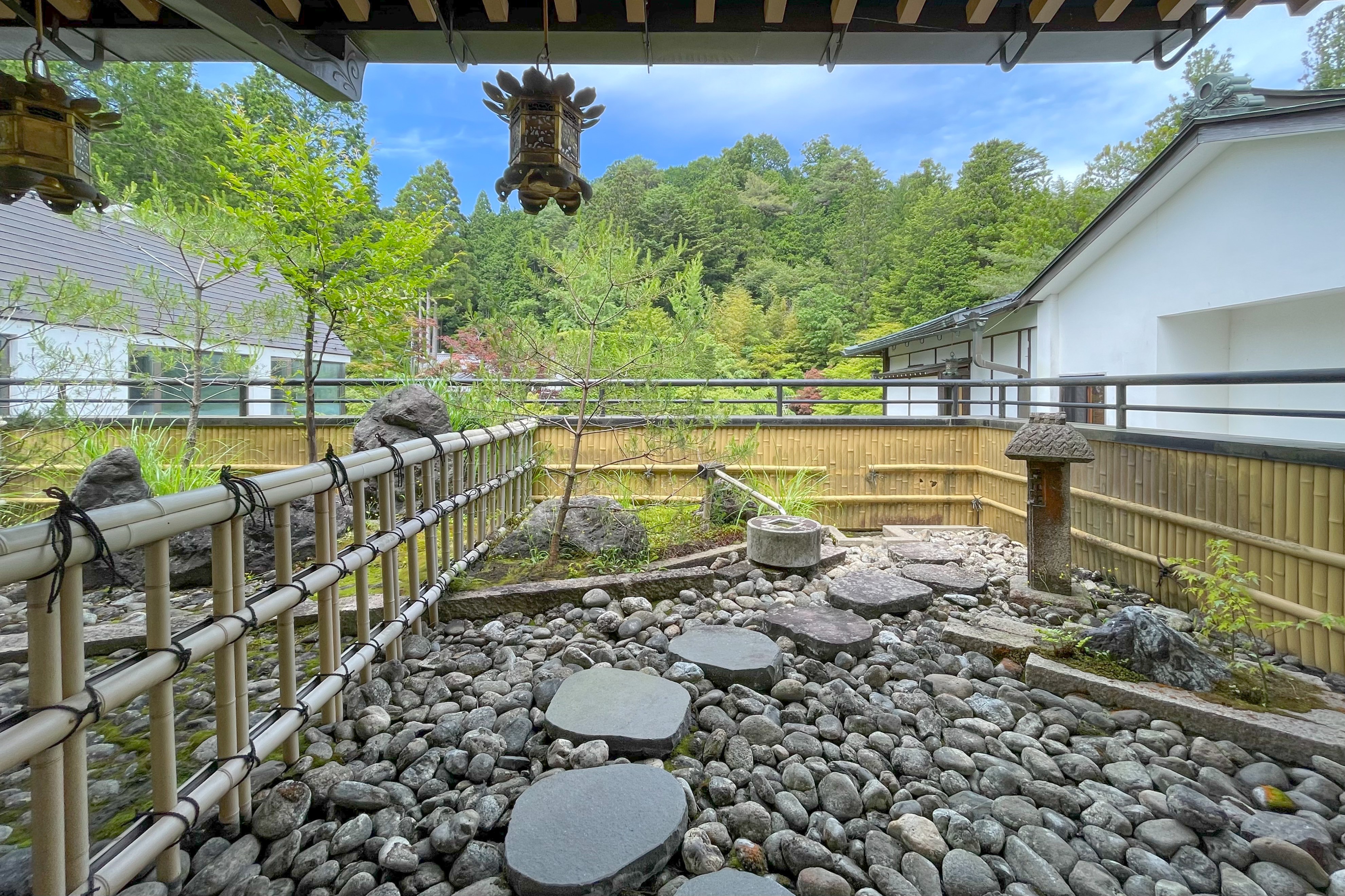 本館 2階 和室10畳 庭園・トイレ付