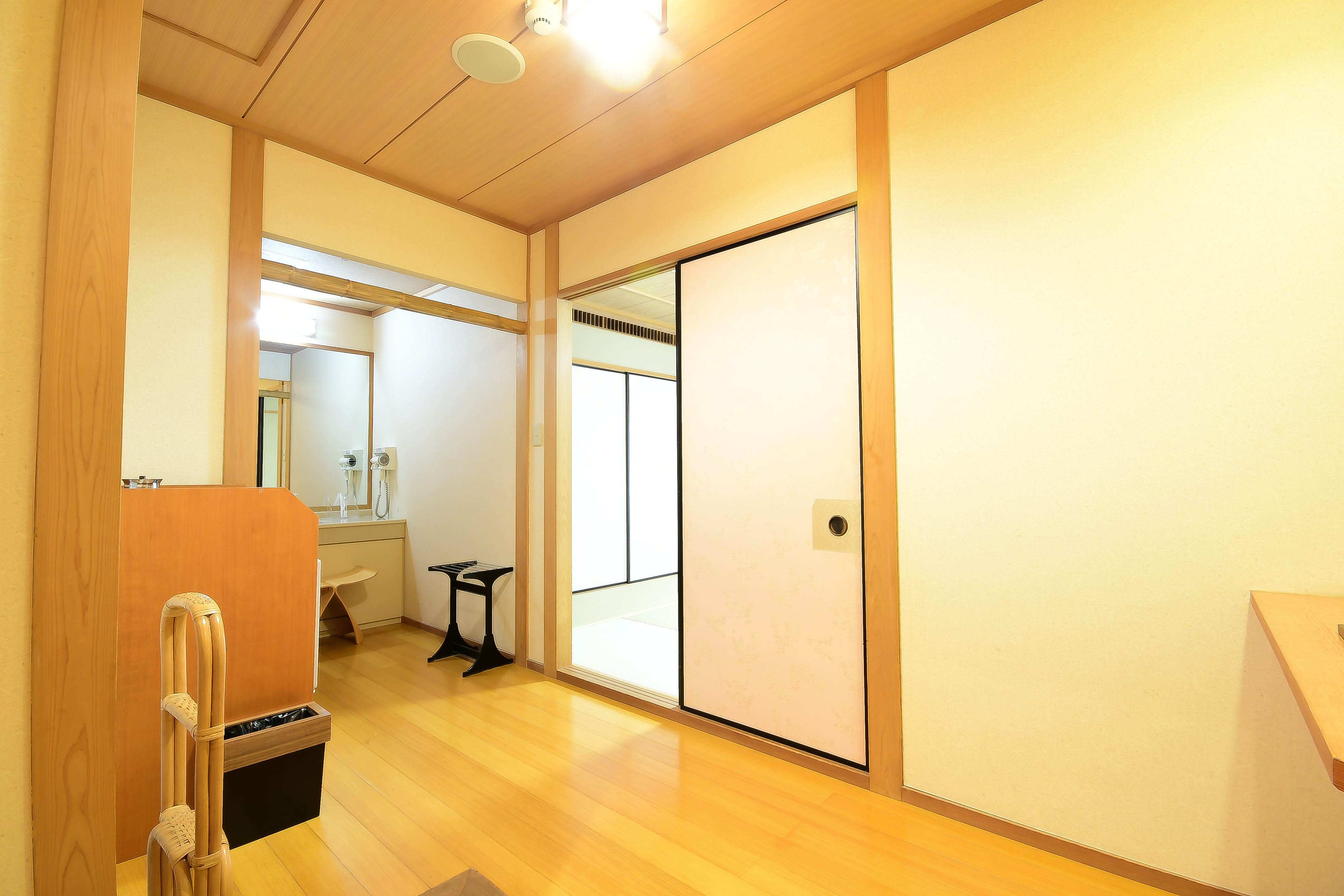 本館 2階 和室10畳 庭園・トイレ付