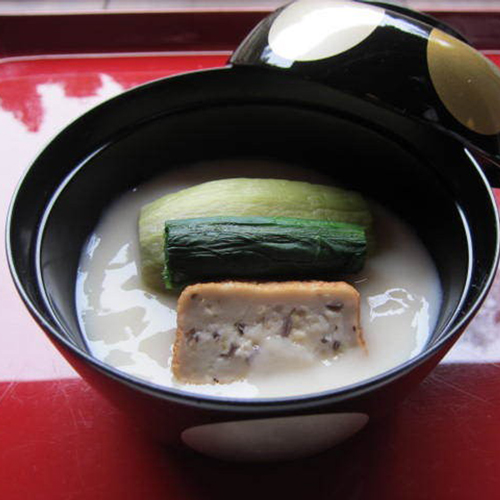 【平椀（一例）】豆乳に葛を溶いて固めた餡物