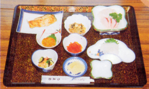 刺身（ヒラメ・ウニ・イカ）定食