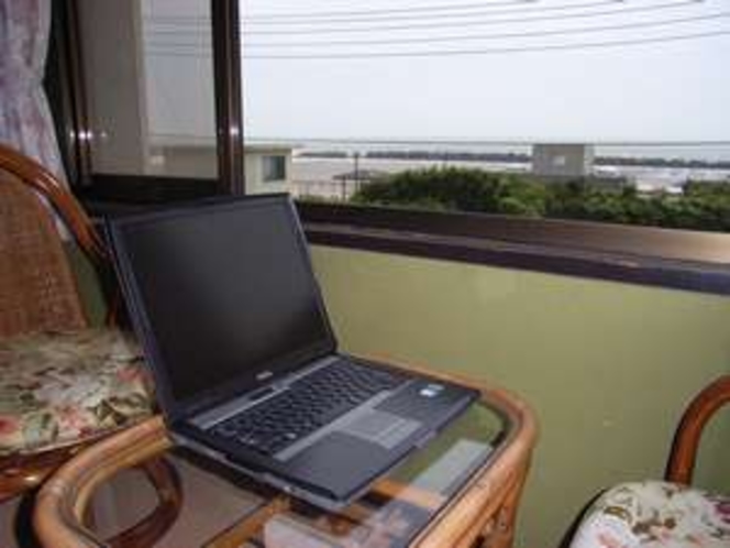 窓から海を見ながらインターネットをお楽しみいただけます。(FREE SPOT-無料で無線LANに接続できます)