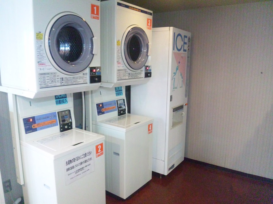 5th floor laundry / ice machine