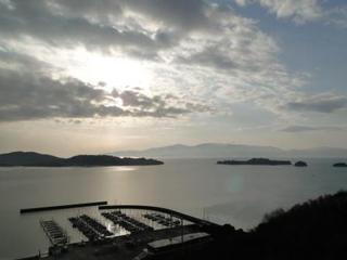 雲がかかった朝日