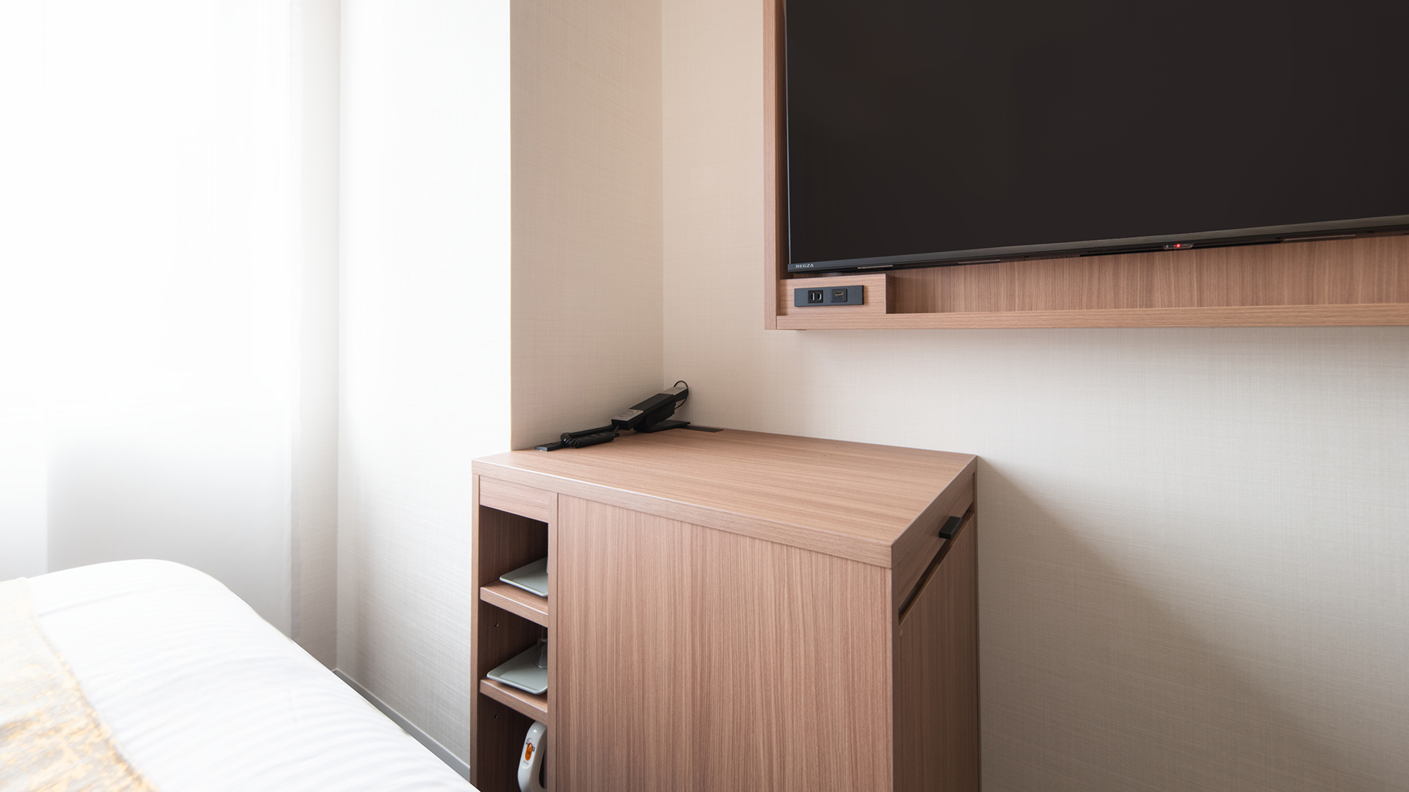 ツイン　デスク・テレビ50インチ（HDMIケーブルを使用してミラーリング可能）