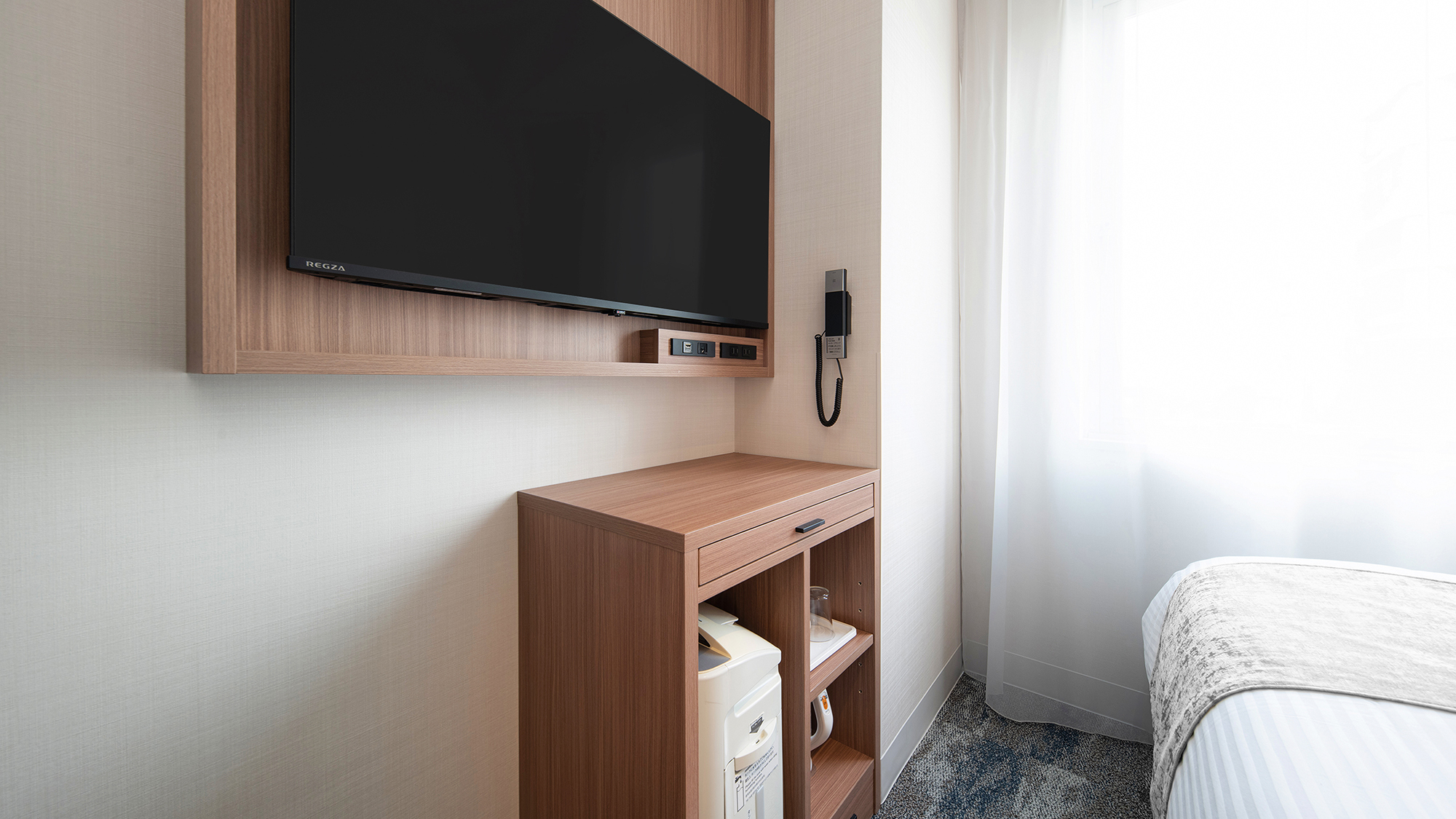 シングル　デスク・テレビ40インチ（HDMIケーブルを利用してミラーリング可能）