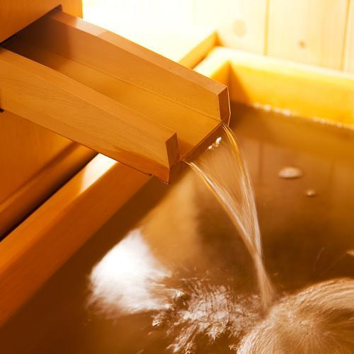 Phòng tắm ở khách sạn của chúng tôi là suối nước nóng.