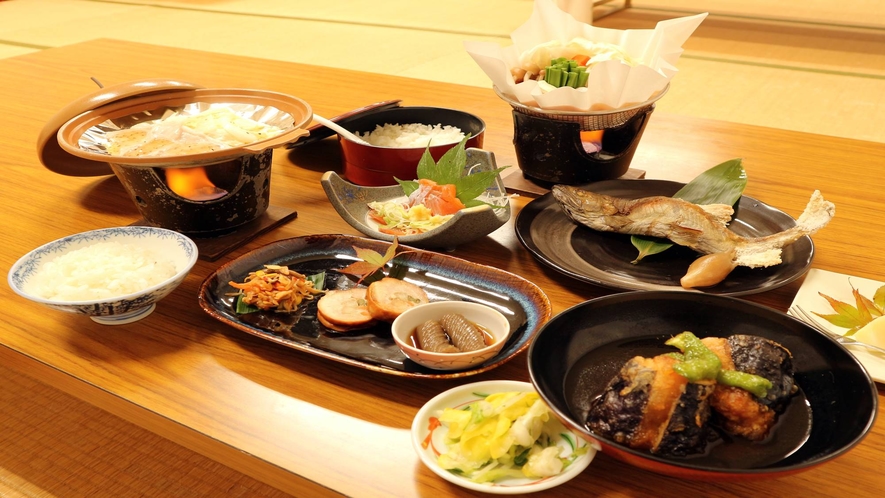 *【夕食一例】地元産の旬の食材を使った和食膳です。