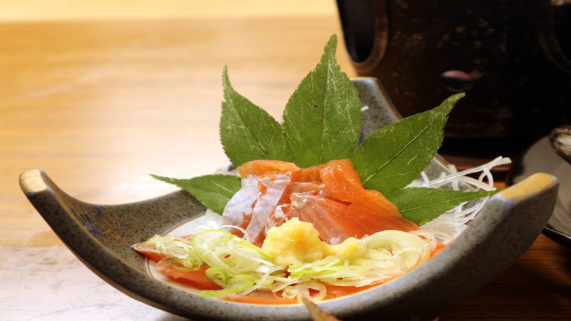 *【夕食一例】地元産の旬の食材を使った和食膳です。