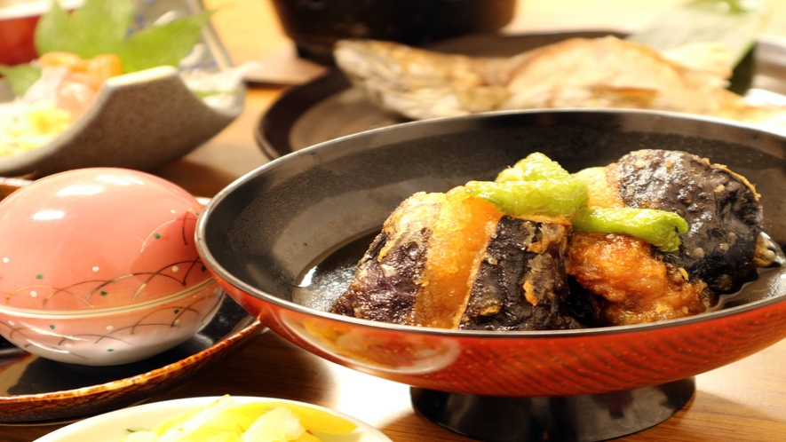 *【夕食一例】地元産の旬の食材を使った和食膳です。