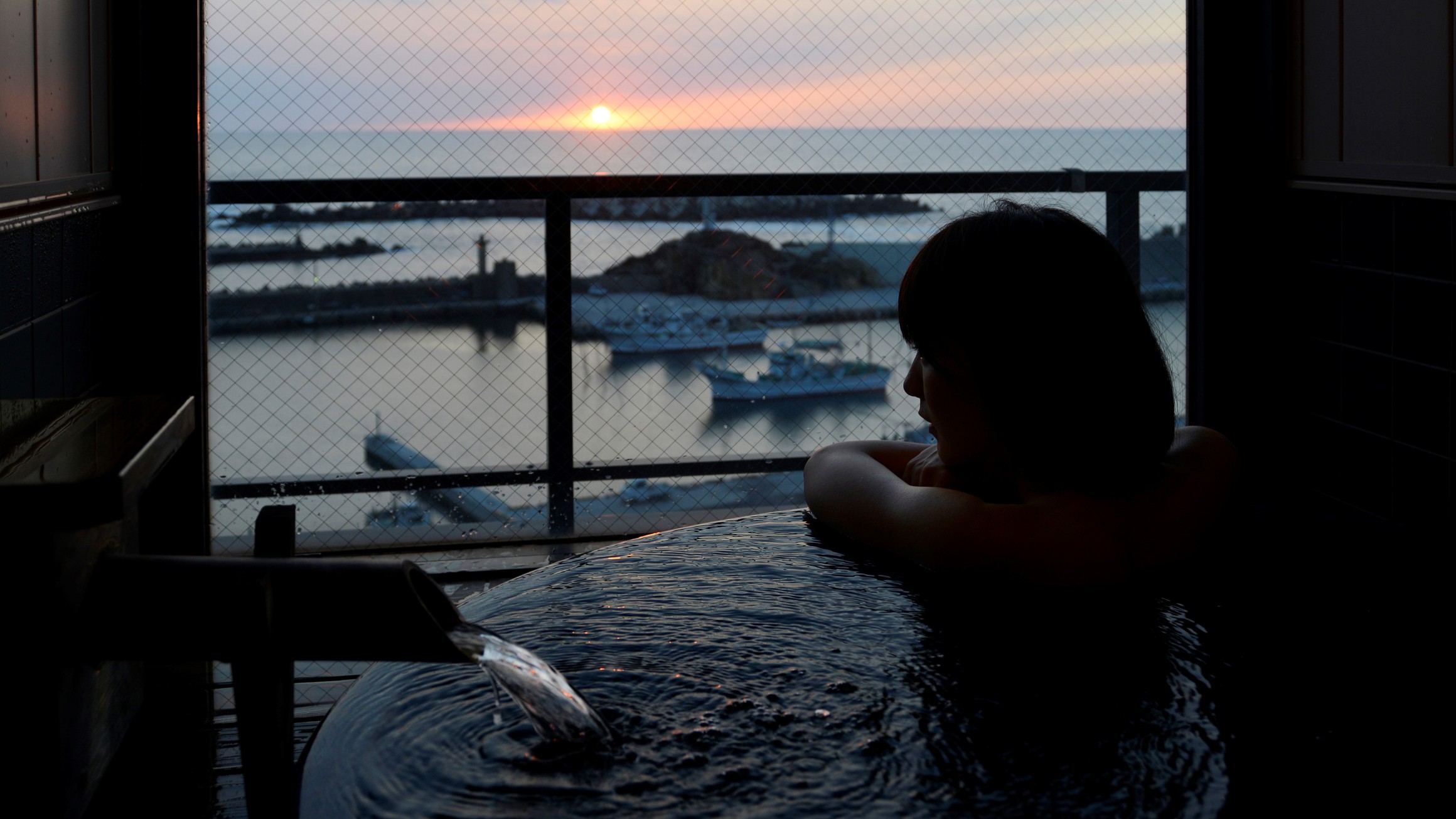 【客室展望風呂】客室の展望風呂からも美しい日本海に沈む夕景を眺めて&hellip;