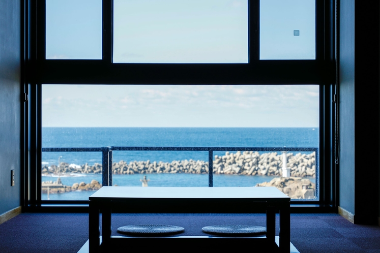 【客室からの眺望】2F～3F・広縁付き展望風呂付客室：日本海を望むお部屋