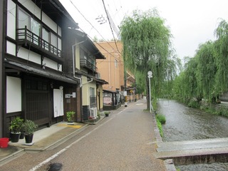 川にむかってたたずむ白川庵