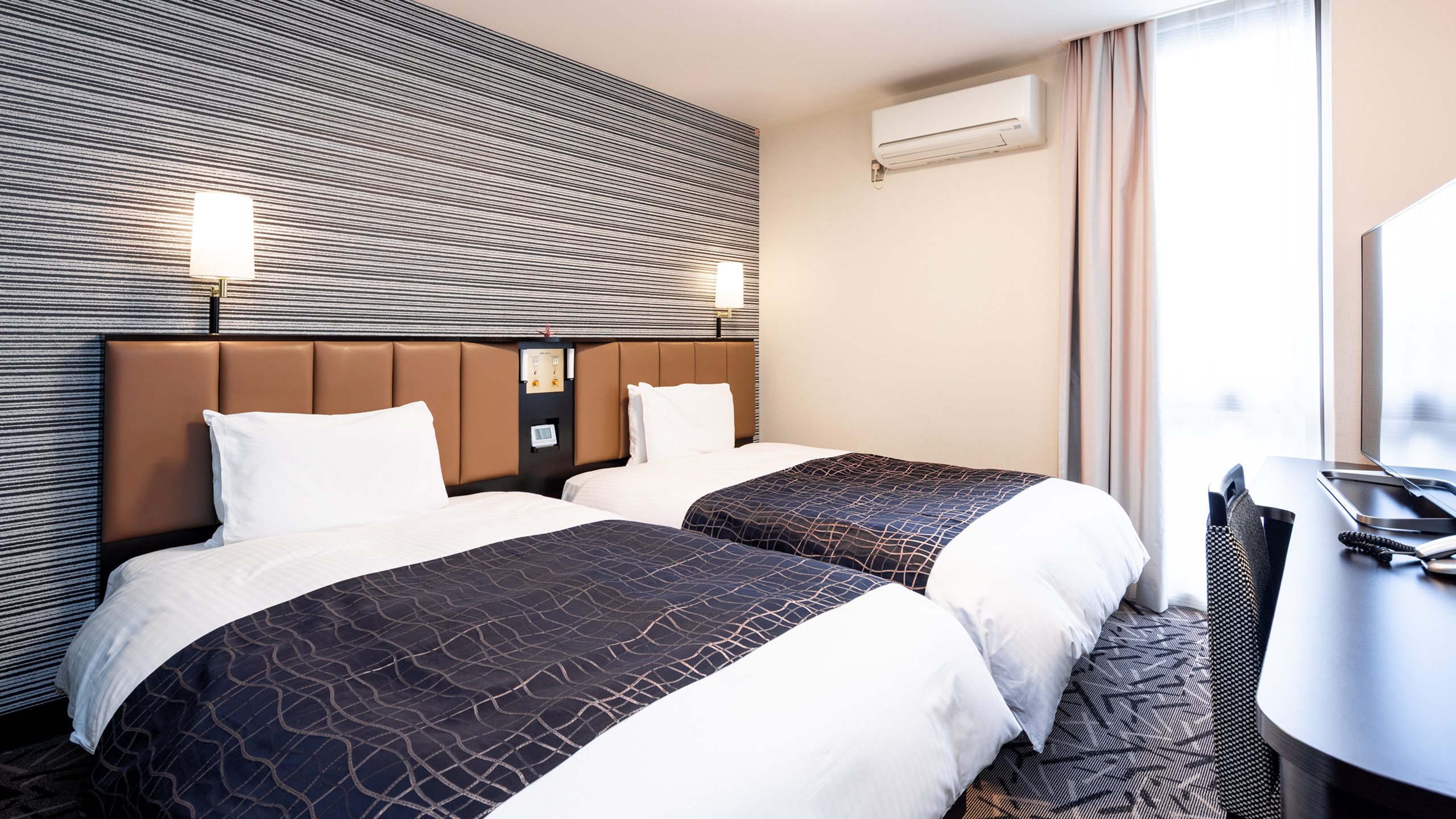 13m&sup2;/1人〜2人　■ベッド幅110cm〜120cm&times;2台