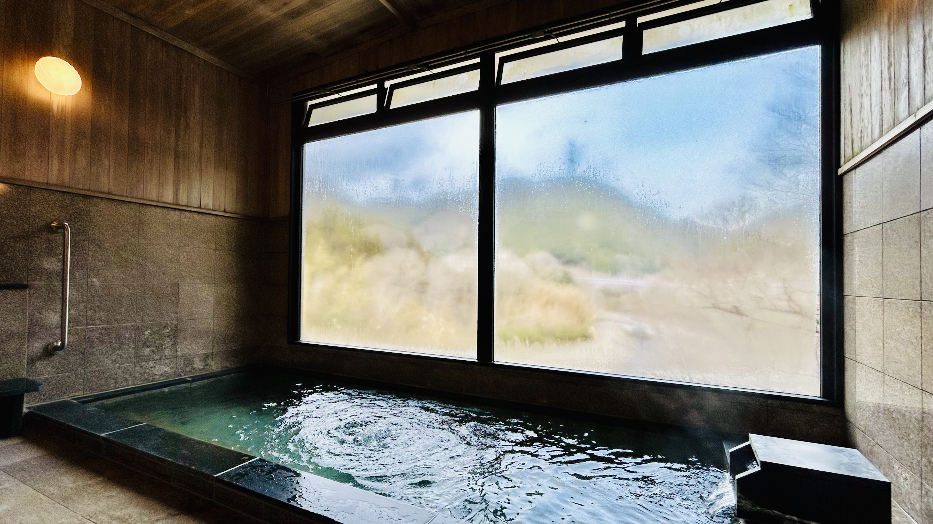 温泉に浸かりながら吉野の絶景が楽しめます。