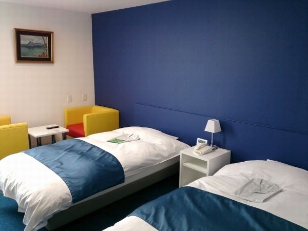 Some twin rooms have been renewed. (Blue)