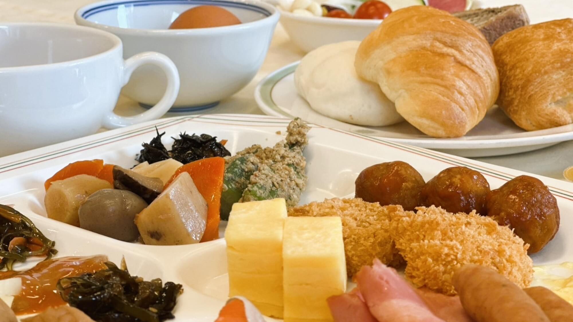 ■朝食：バイキング盛り付け一例
