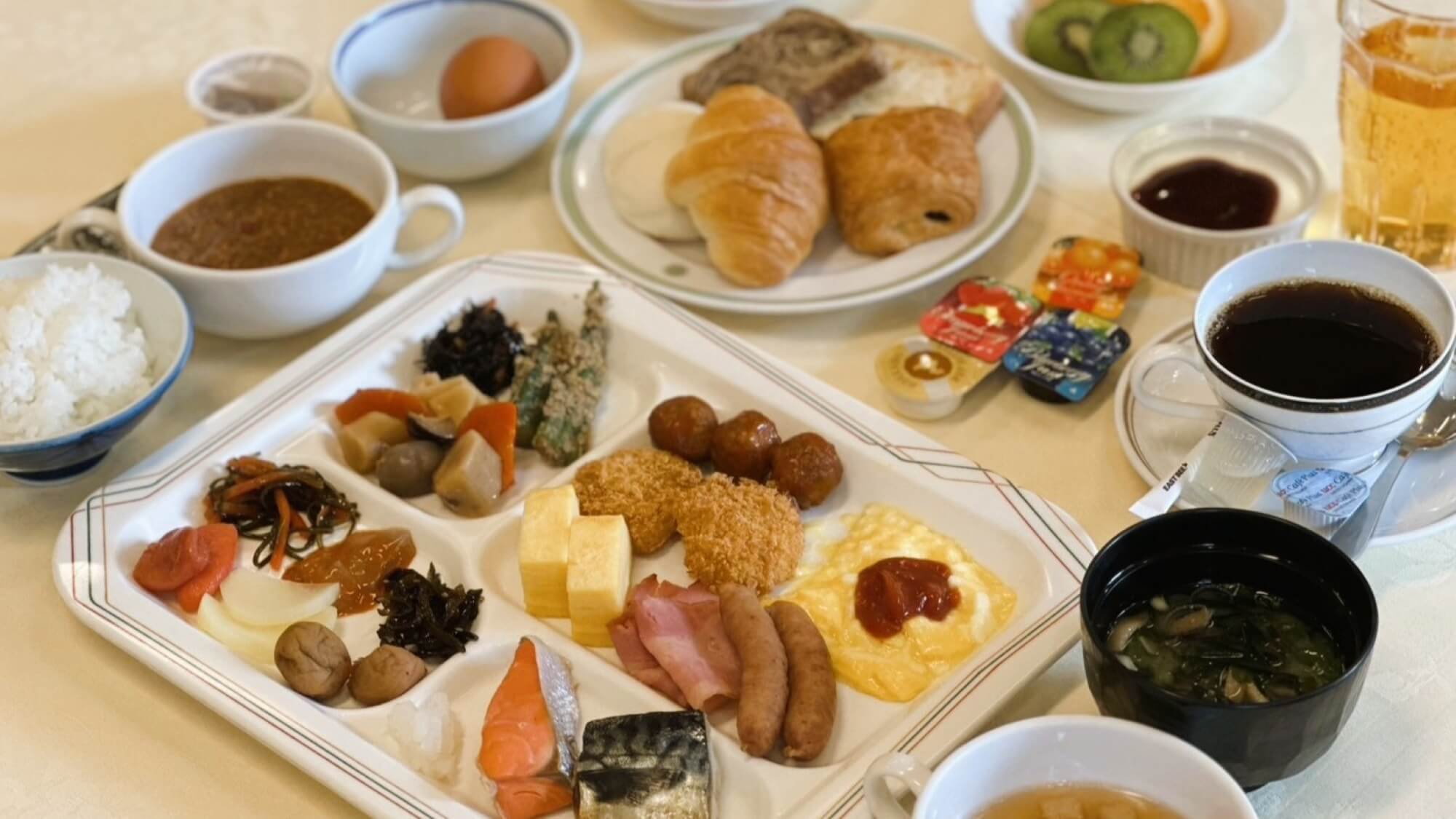 ■朝食：バイキング盛り付け一例