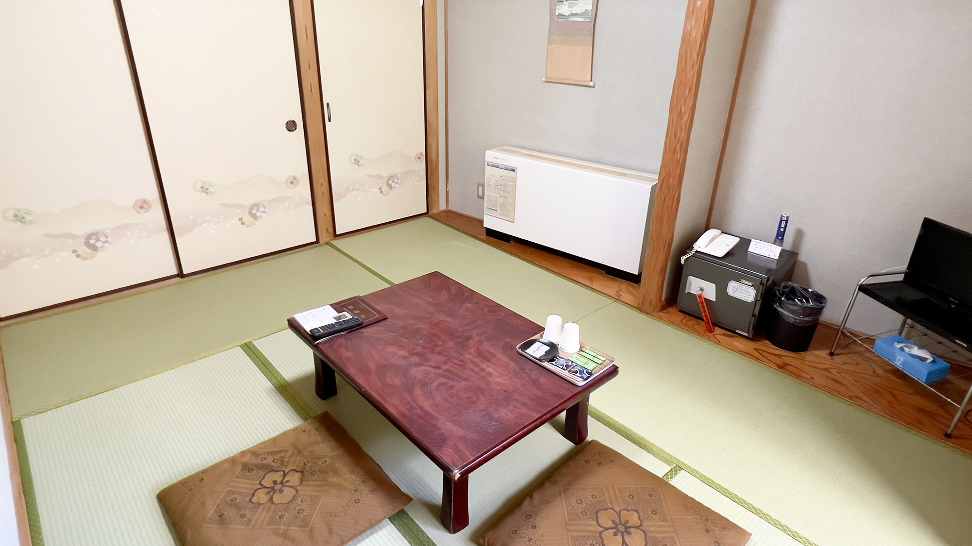 ・【和室6畳】お部屋には金庫を設置。貴重品の管理にご利用ください