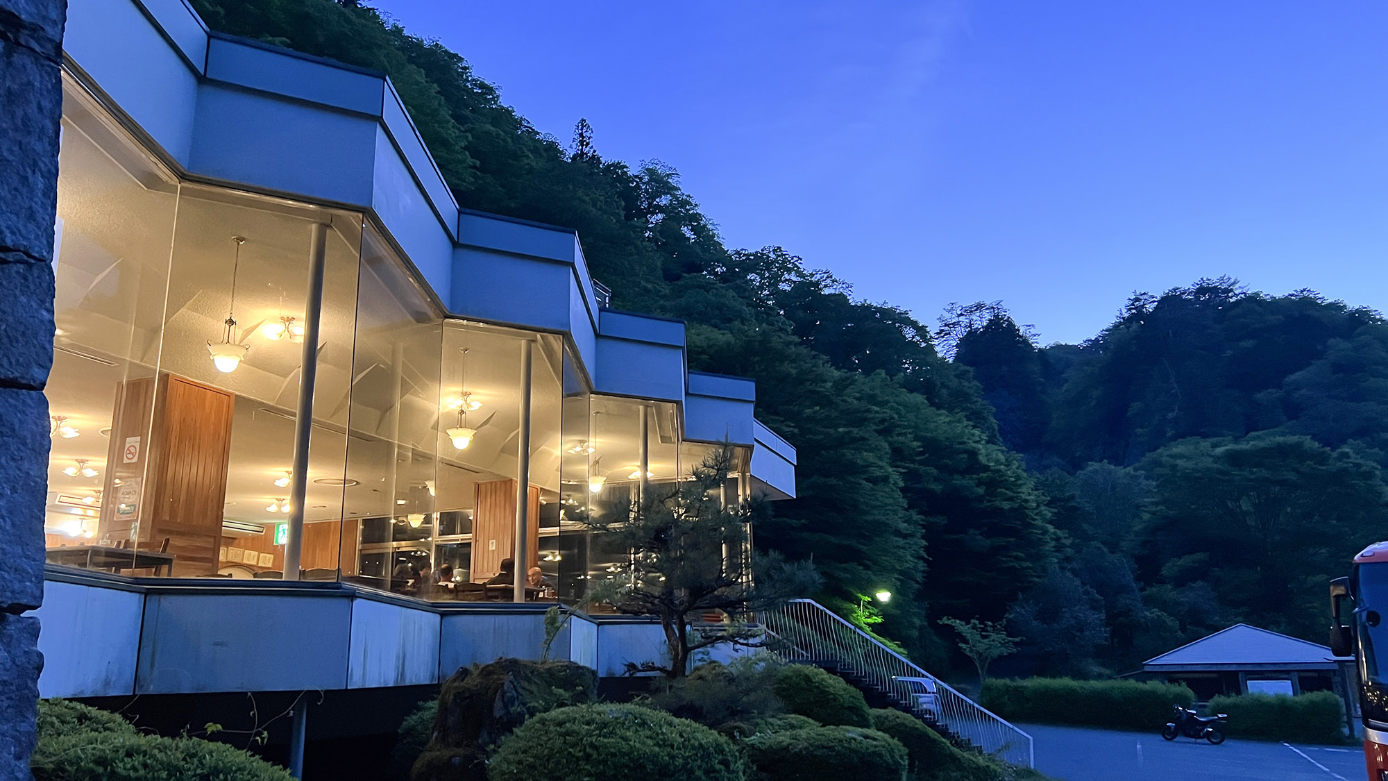 ・【レストラン】夜には大きな窓から漏れる明かりが周囲を照らし幻想的な雰囲気を作り出します