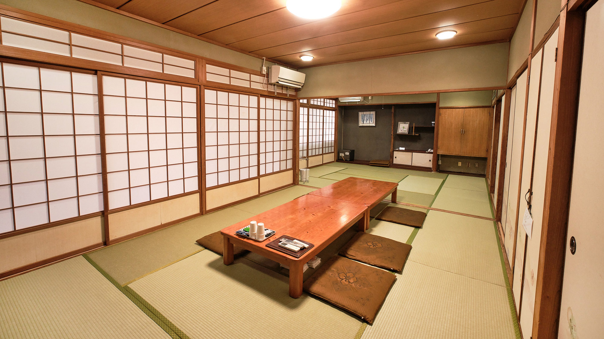・【和室20畳】5名～8名でご利用いただける20畳和室です。グループ旅行などにぜひご利用ください。