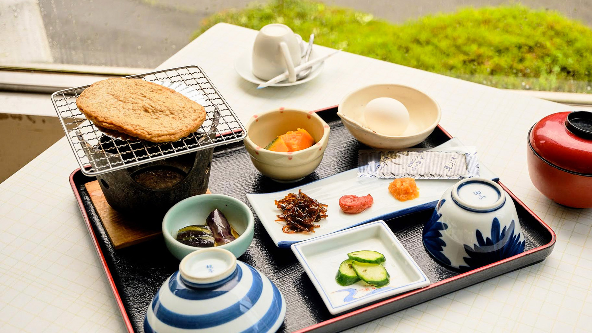 ・【朝食】人気のじゃこ天を直火で炙ってお召し上がりください。久万高原清流米のごはんはおかわり自由