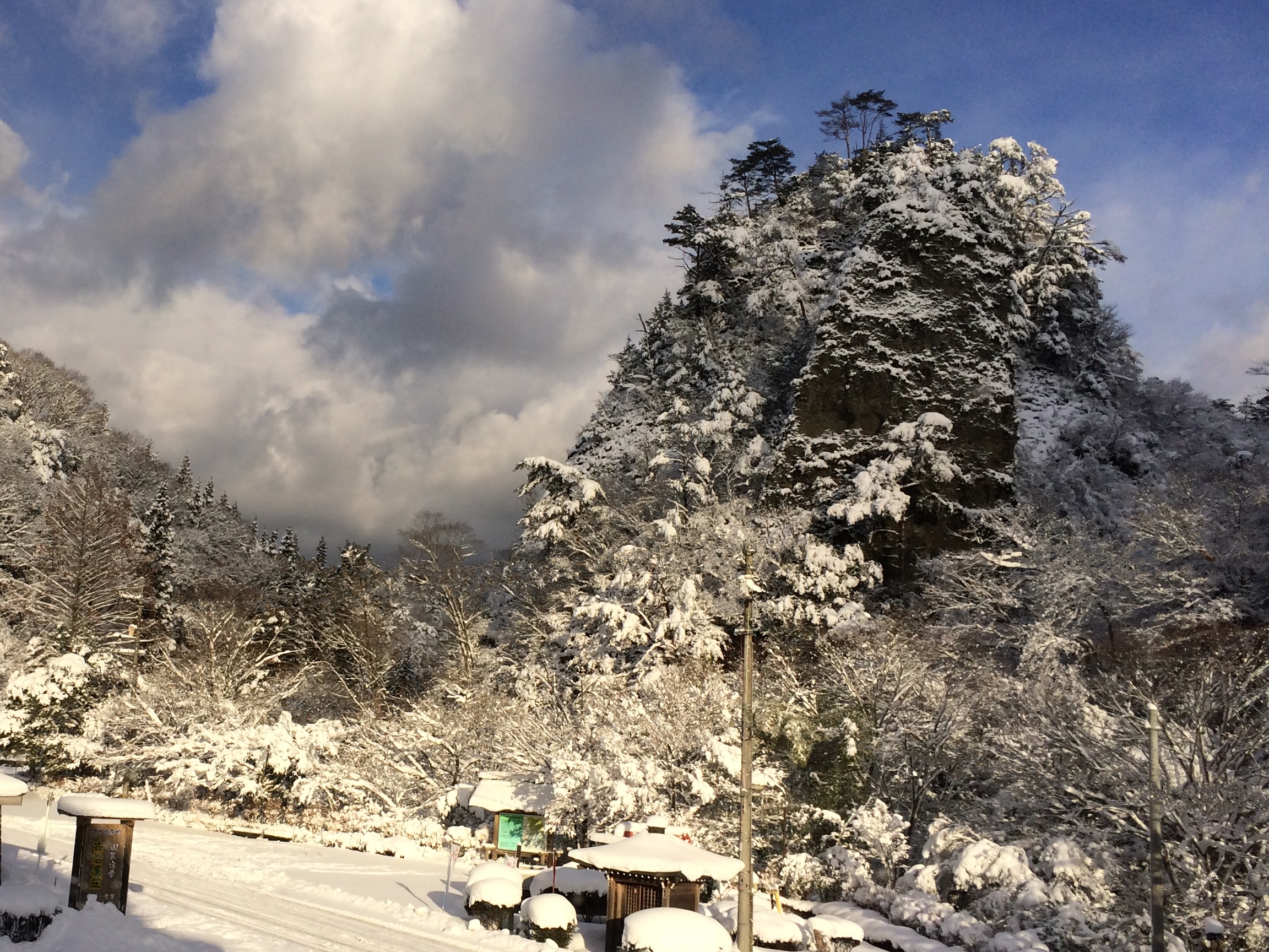 雪の日の古岩屋