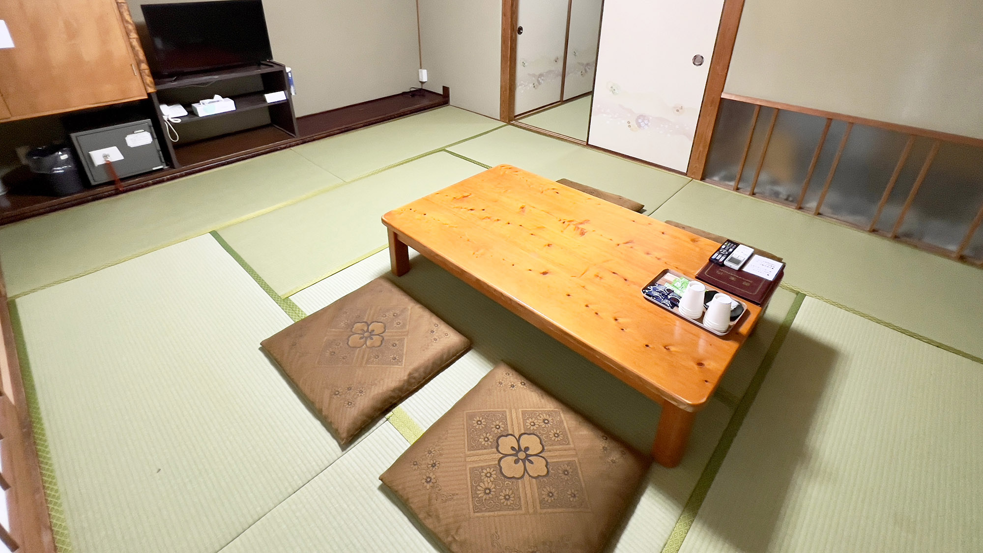 ・【和室10畳】寝転んで体を伸ばしても十分な広さのある広々とした10畳和室