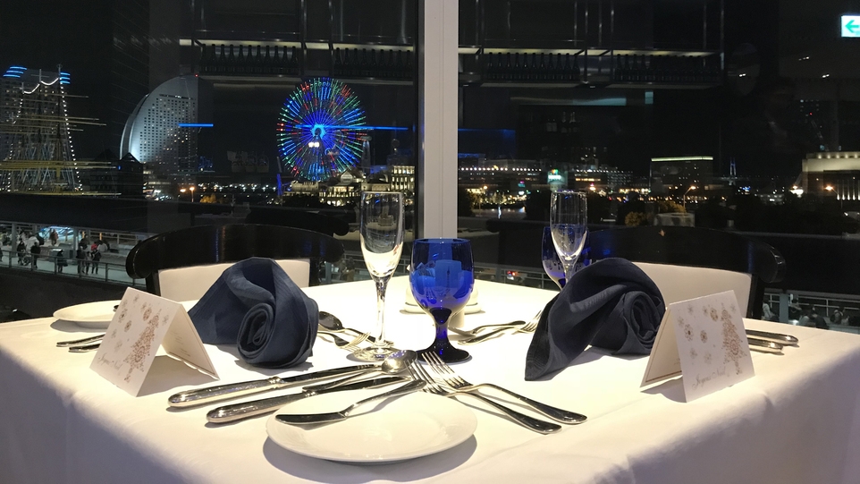 聖なる夜に特別なクリスマスディナー★豪華メイン2品＆サラダ・スイーツブッフェ＋種類豊富な朝食付