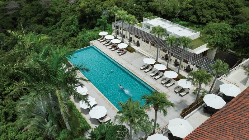 森から海へと開かれた絶景、大人のための楽園を象徴する美しいインフィニティプール。プールサイドではカクテルやライトミールなどもお楽しみいただけます。