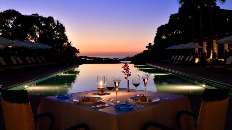 沖縄食材と自家農園の恵みが織りなす、多彩な歓びにあふれた料理を心ゆくまで。ファインダイニングでは、旬の素材を生かしたフレンチベースのディナーコースを季節ごとにご提供しております。