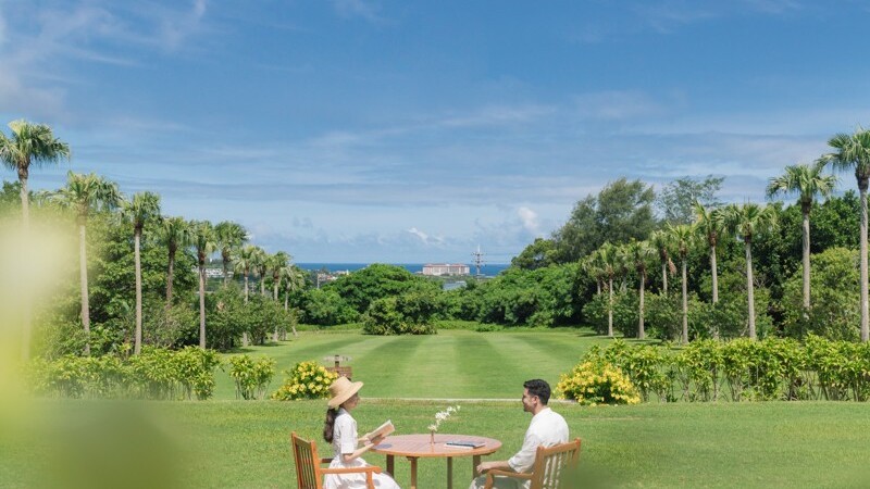 深い森に抱かれた広大なリゾートガーデン。色鮮やかな花々が咲き誇り、亜熱帯の植物や木々が生い茂る。吸い込まれそうな青い空、思わず深呼吸したくなる森の開放感に癒されます。