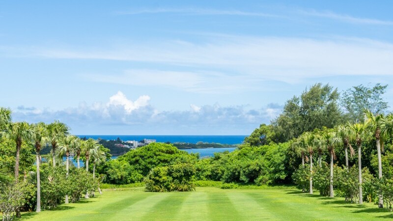 深い森に抱かれた広大なリゾートガーデン。色鮮やかな花々が咲き誇り、亜熱帯の植物や木々が生い茂る。吸い込まれそうな青い空、思わず深呼吸したくなる森の開放感に癒されます。