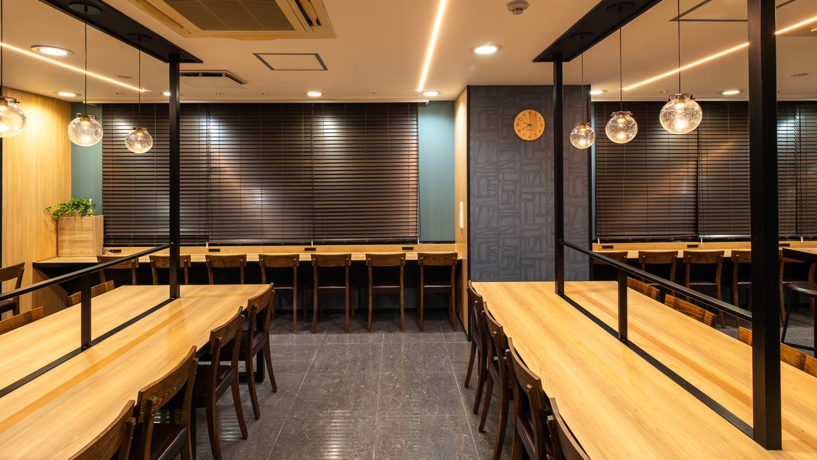 木のぬくもりも感じられるラウンジ