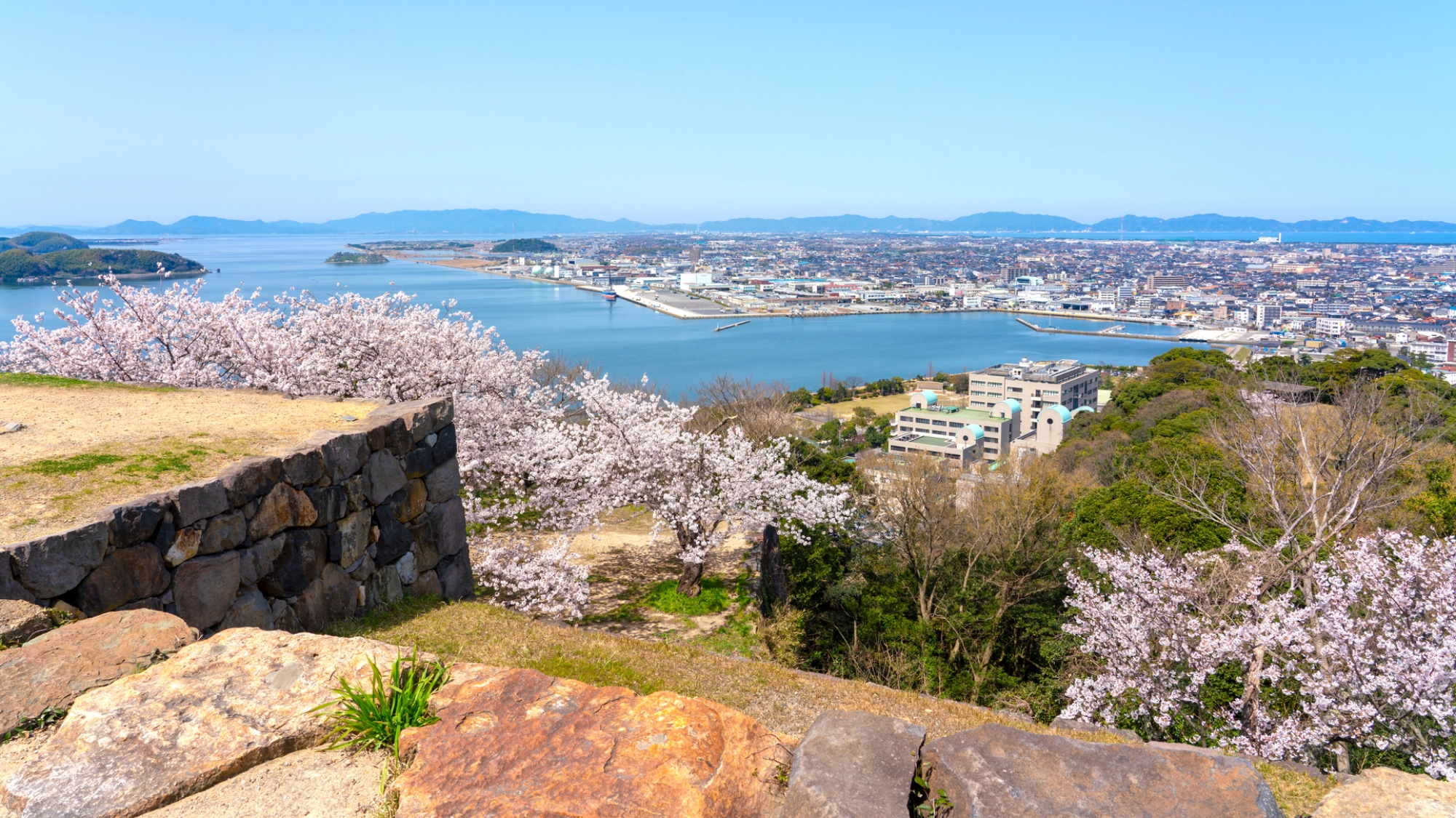 【当館から徒歩で約20分】米子市街と中海を一望できる、美しい景色が魅力の「米子城跡」