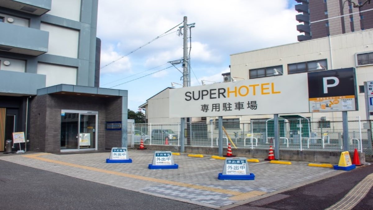 当ホテル隣に提携駐車場がございます