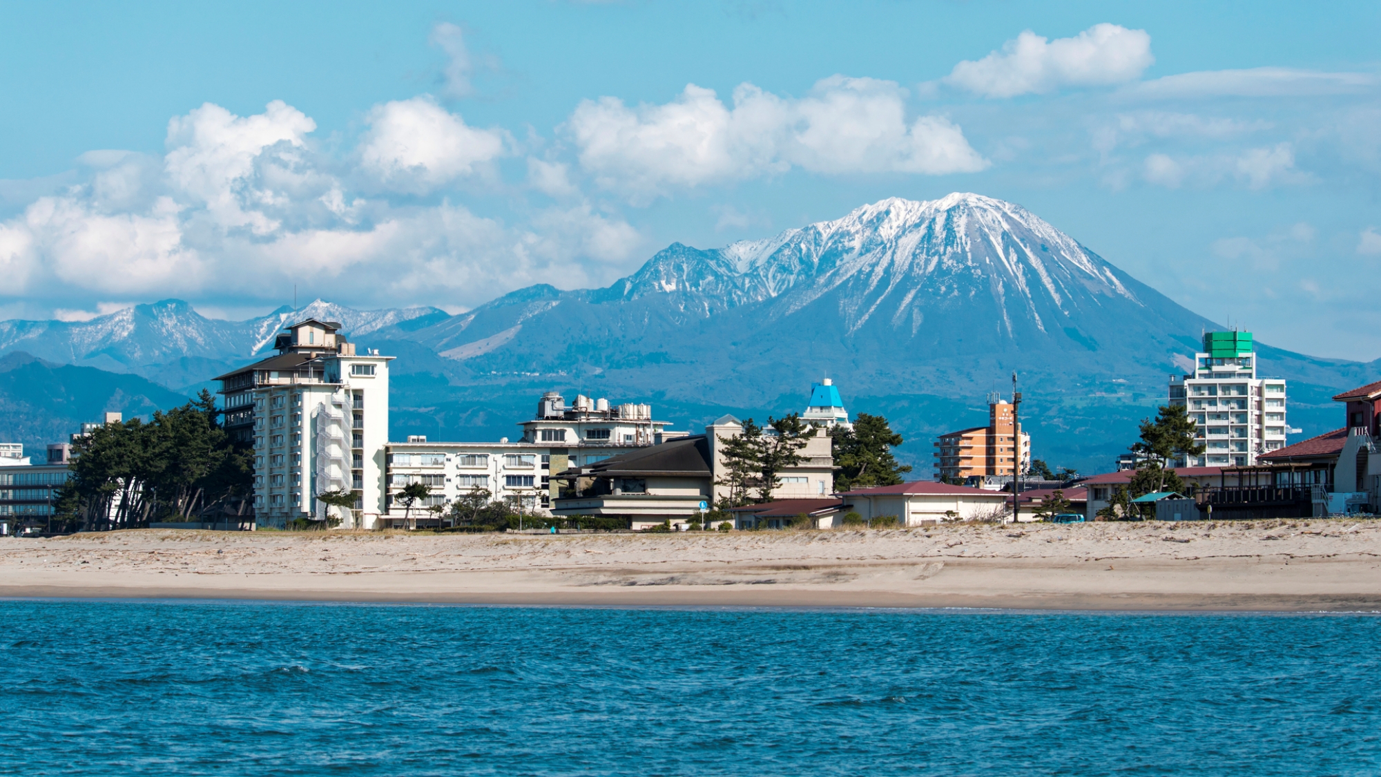 【当館から車で約15分】美しい弓ヶ浜に面した、山陰を代表する温泉地「皆生温泉」