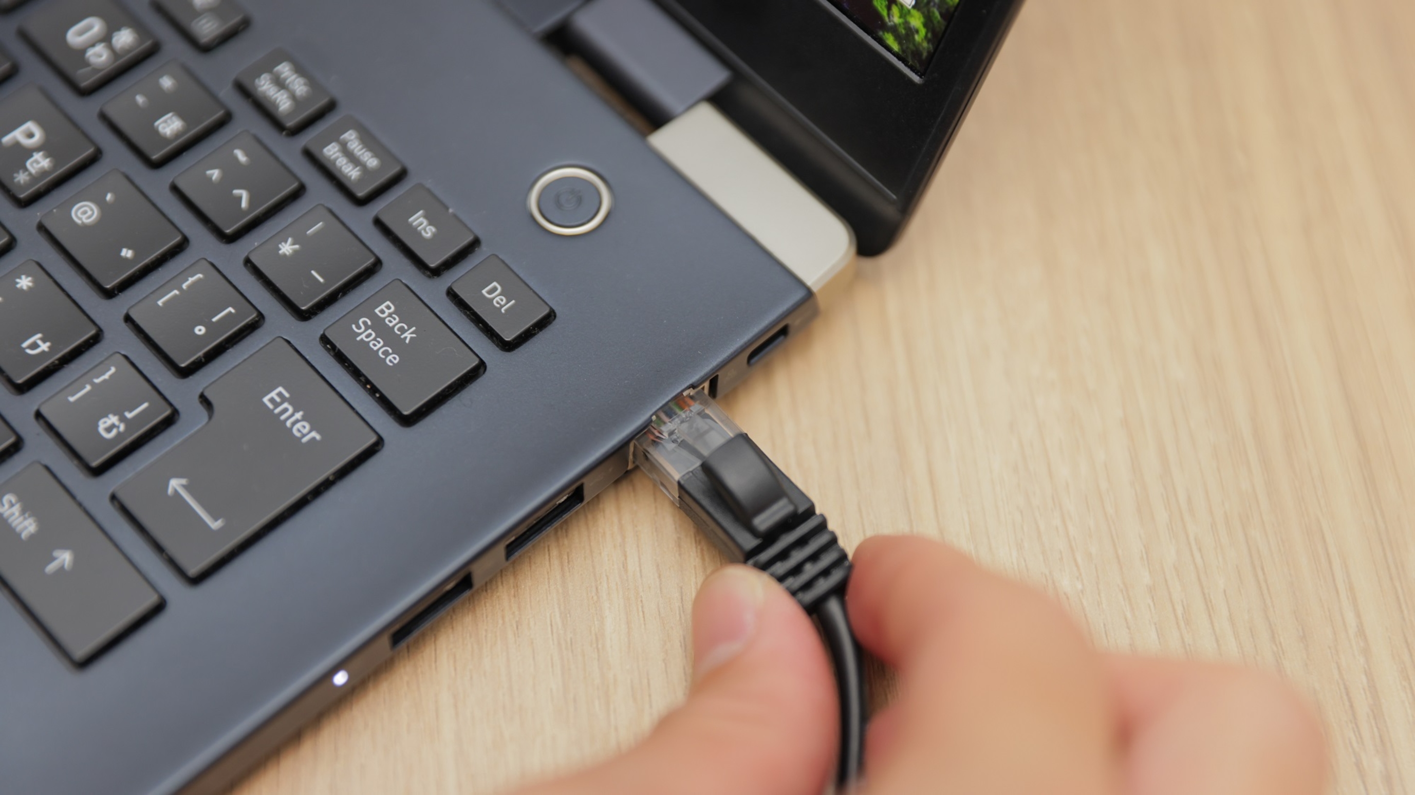 有線LAN接続で作業も快適です