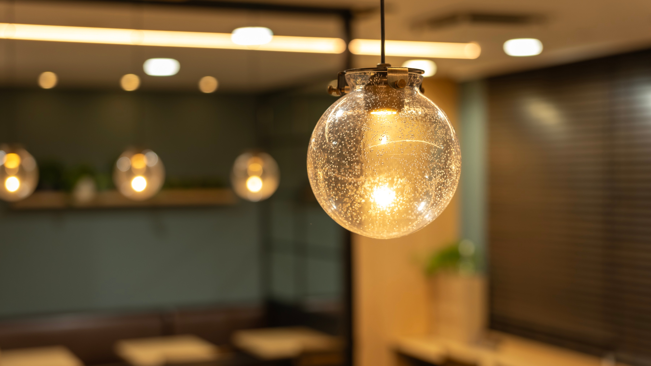 温かみのある照明がラウンジを照らします