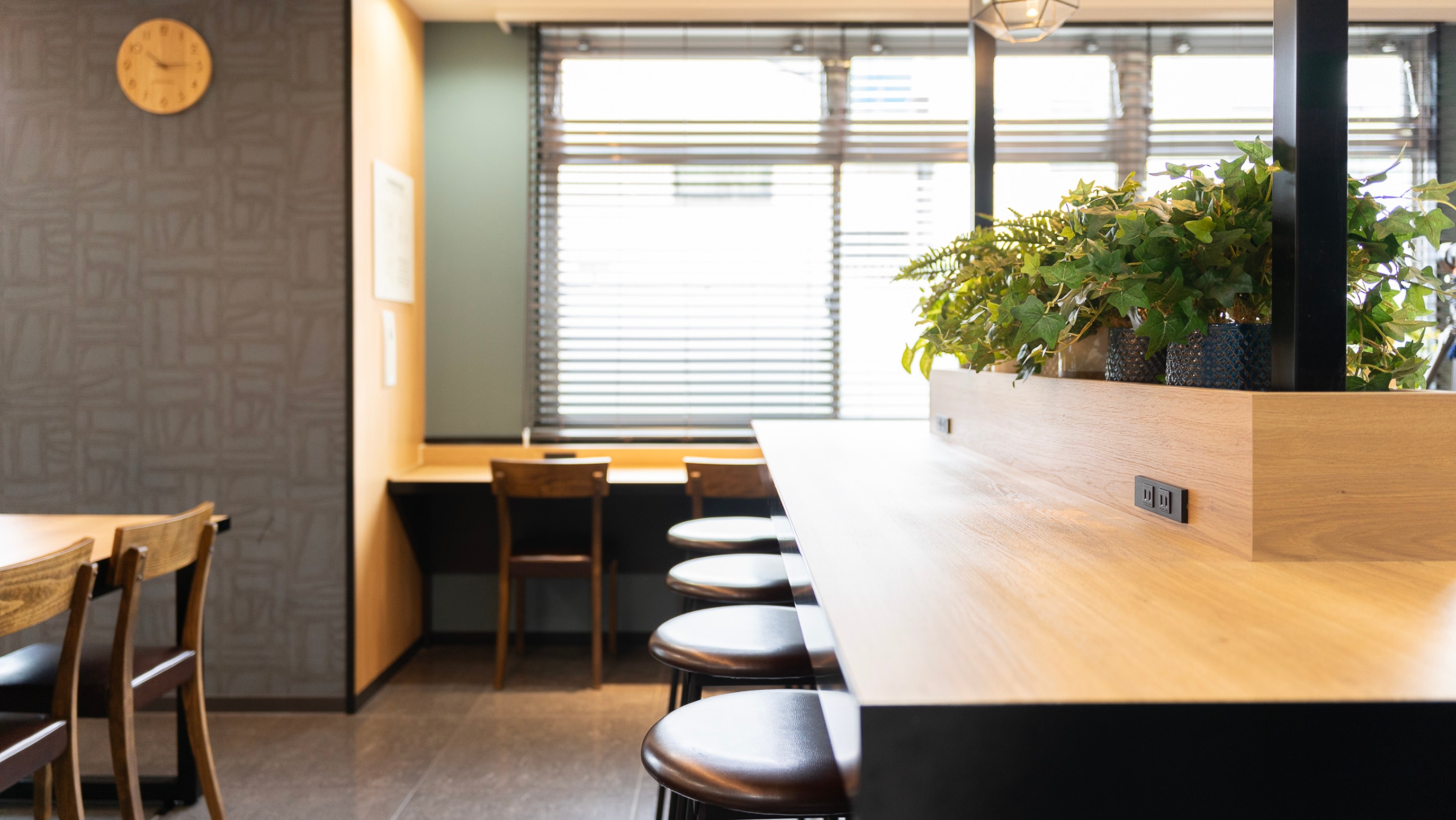 朝の陽ざしに包まれたロハスラウンジで美味しい食事を