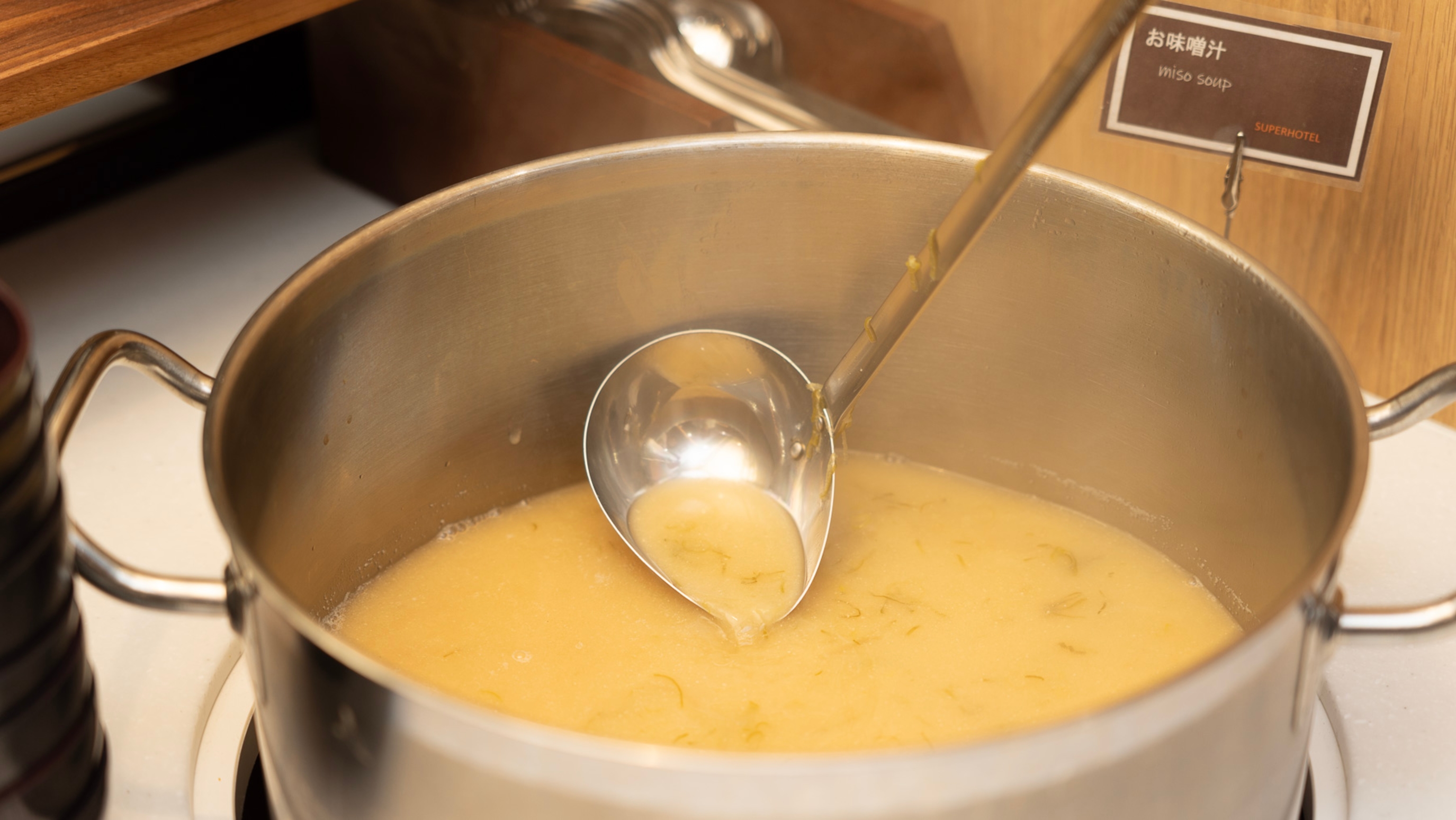 お客様の健康を考えて、有機大豆の味噌汁をご用意