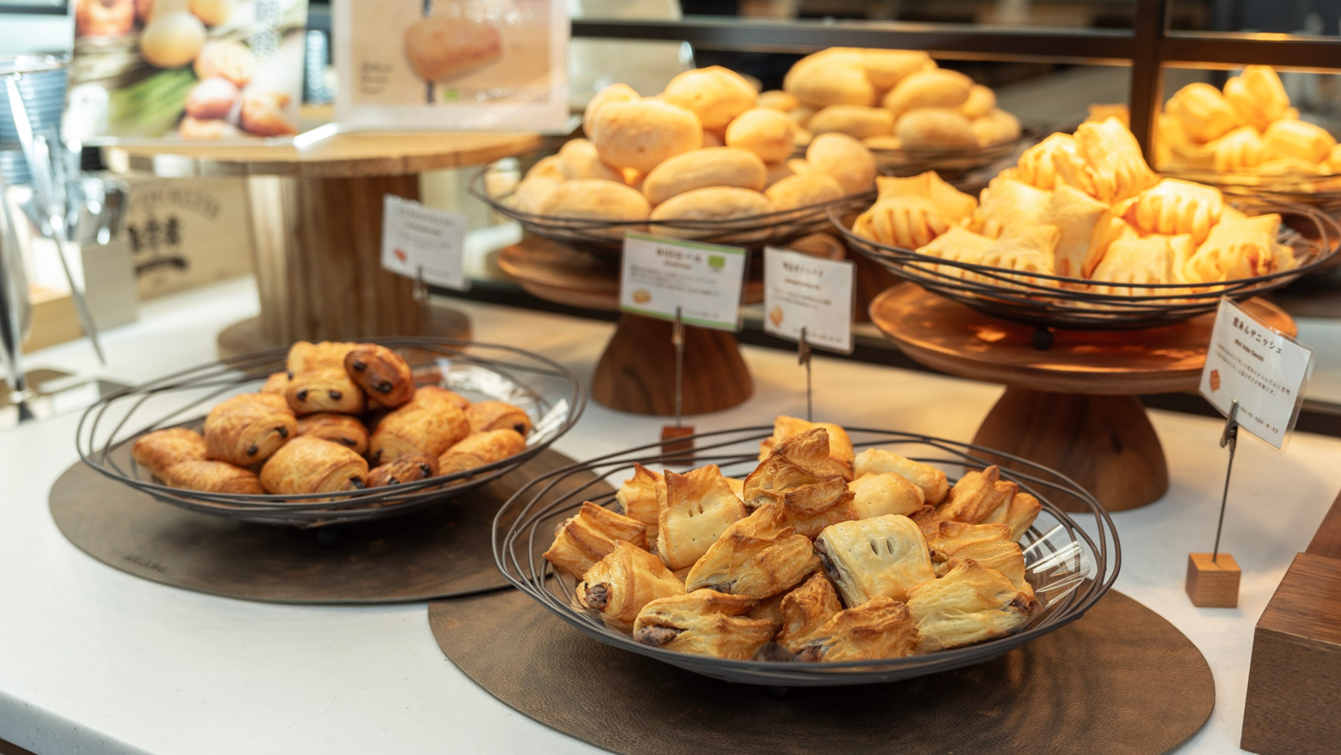 朝から焼きたての香りをお楽しみくださいませ