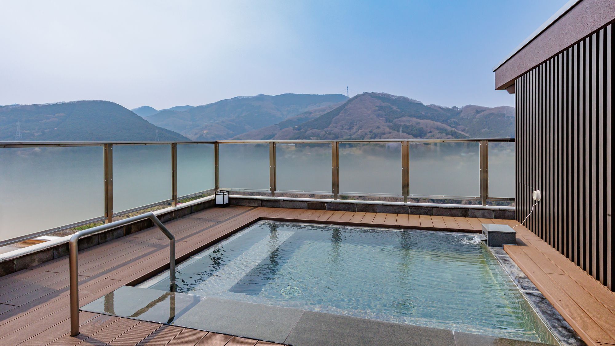 最上階の展望露天風呂では、雄大な山並み、眼下に荒川や秩父鉄道、見上げれば満天の星空に癒されます。 